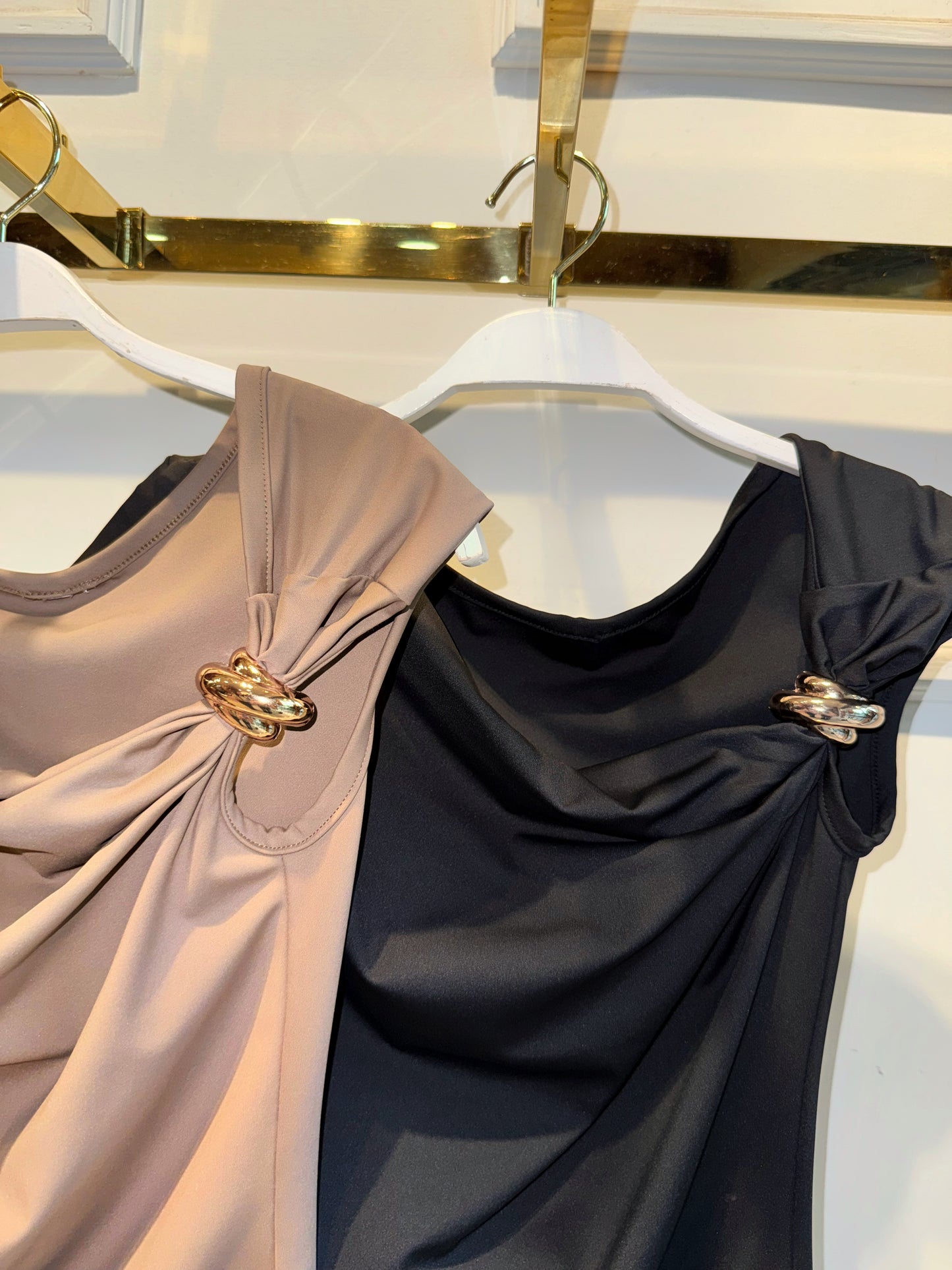 BLUSA BROCHE LISO MOKA