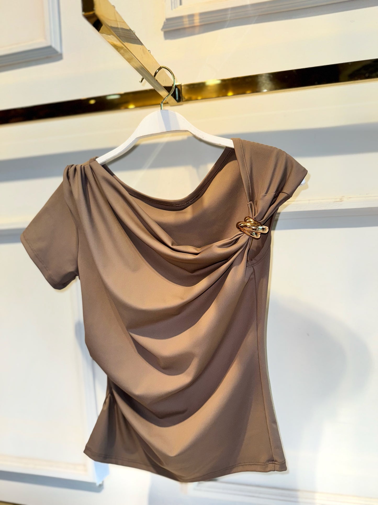 BLUSA BROCHE LISO MOKA