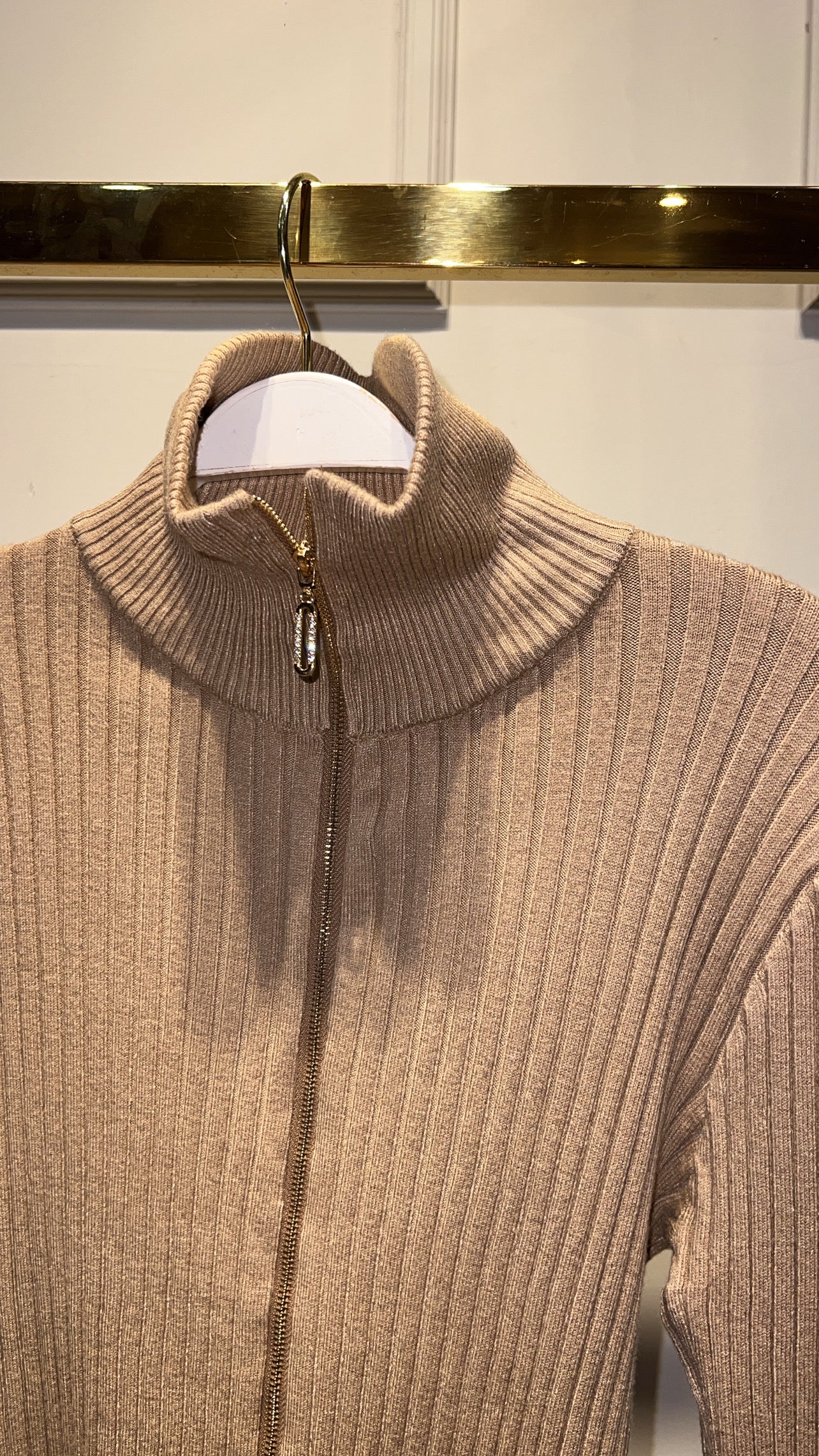 SUETER ZIPER PIEDRAS CAMEL