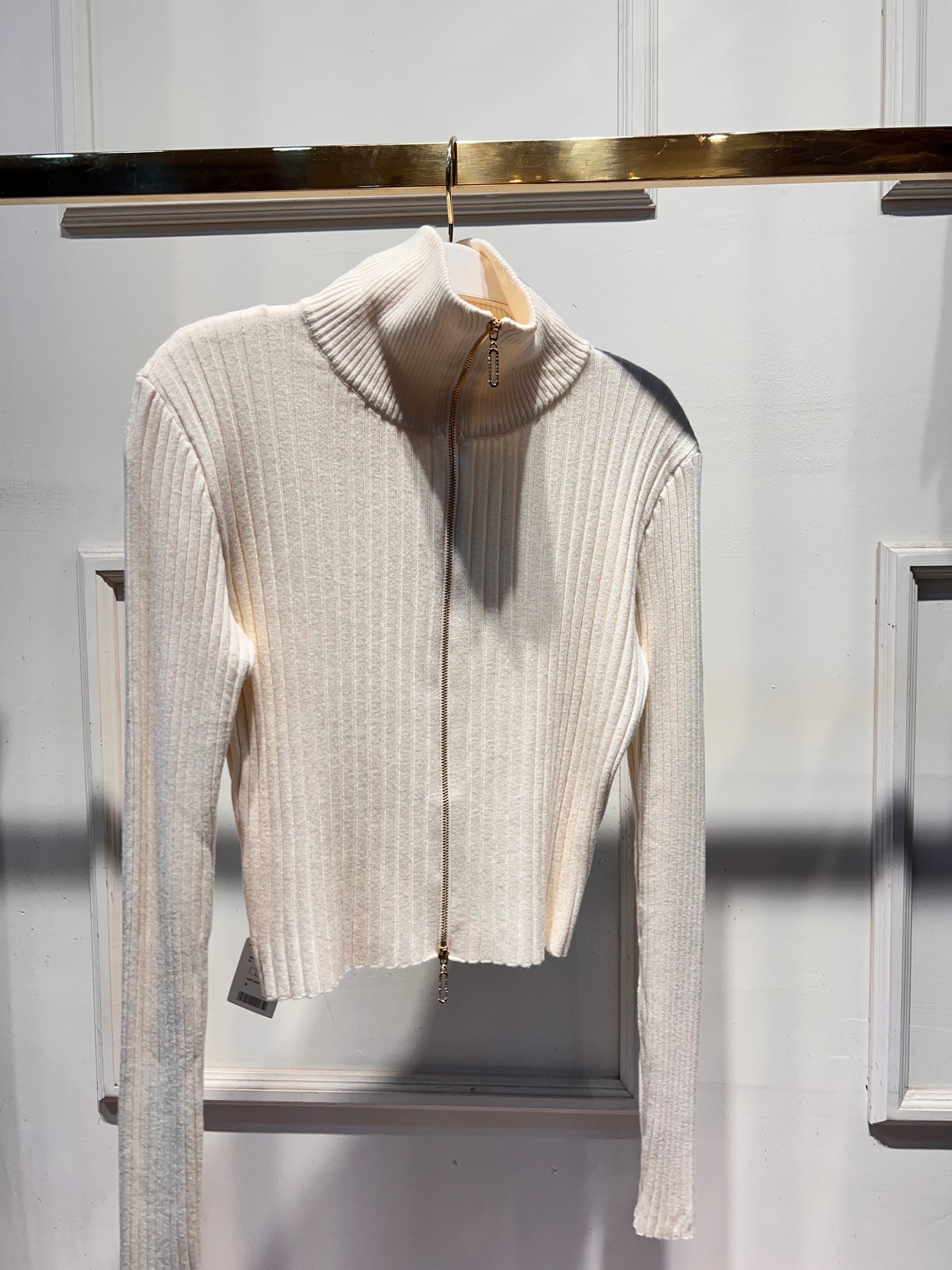 SUETER ZIPER PIEDRAS CREMA